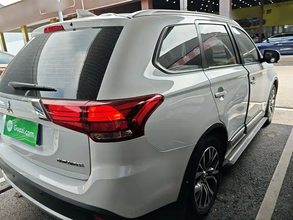 MITSUBISHI OUTLANDER