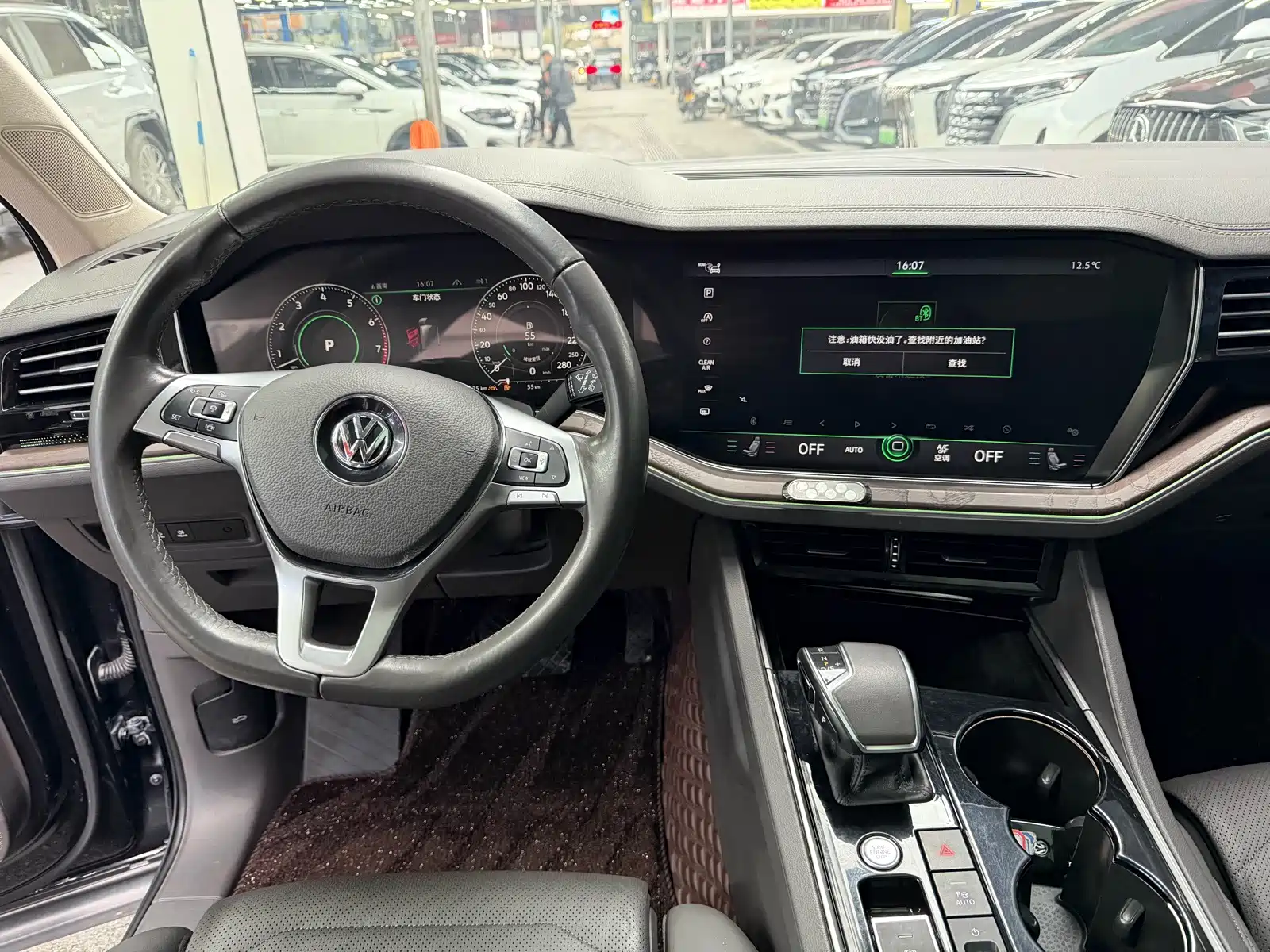 Фото 13 - Volkswagen Touareg