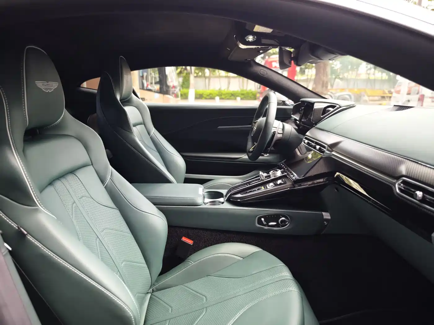 ASTON MARTIN V8 VANTAGE