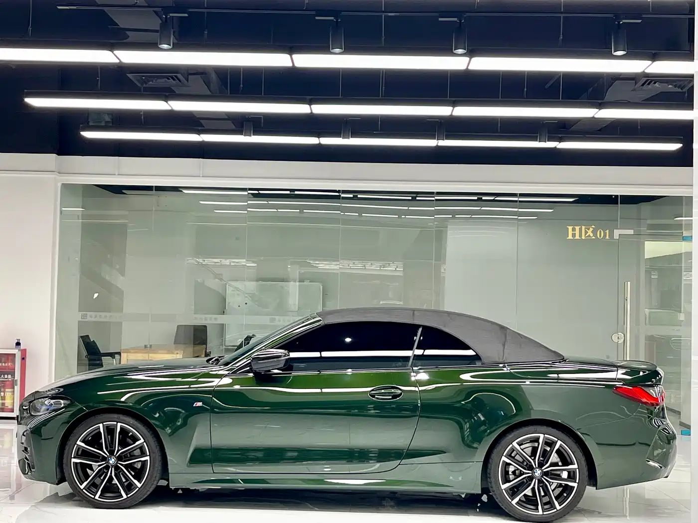 BMW 4 Series 2023 430i Convertible M Sport Shadowline Package фото 17