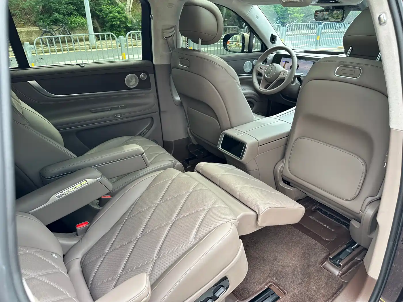 AITO Wenjie AITO M9 2025 Extended Range Max 52kWh 6-Seater фото 17