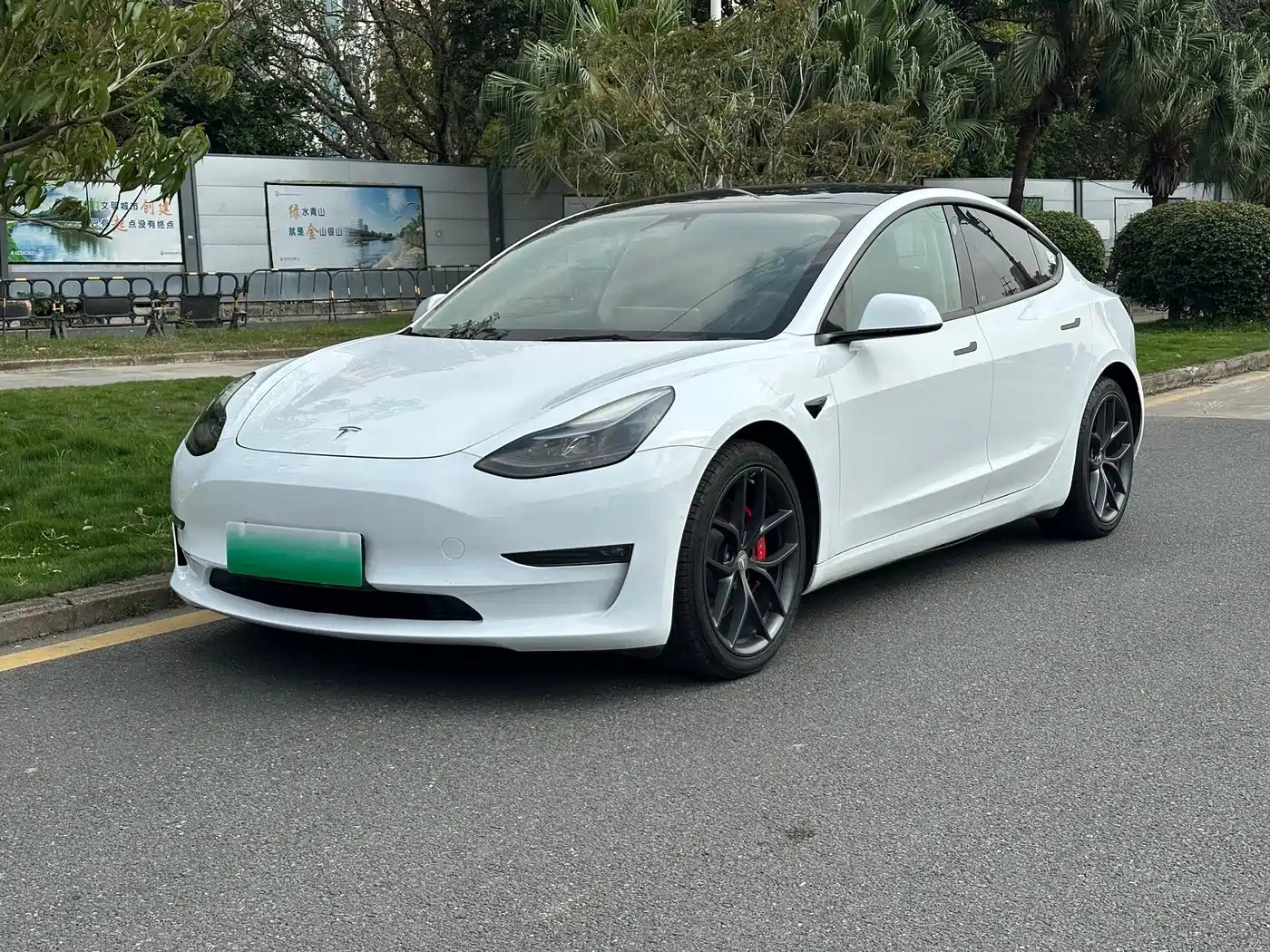TESLA MODEL 3