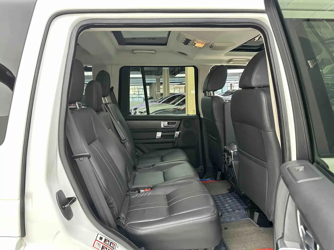 Land Rover Discovery 2015 3.0 SDV6 HSE Diesel фото 4