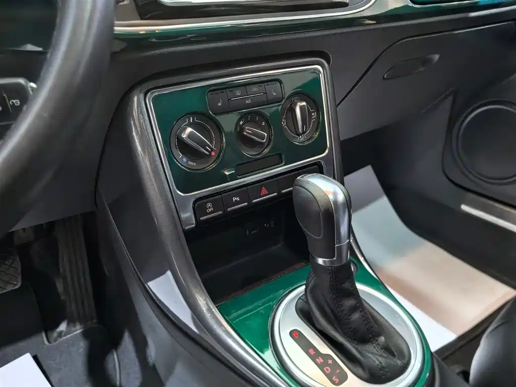 Volkswagen Beetle 2017 180TSI Emerald Classic Edition фото 11