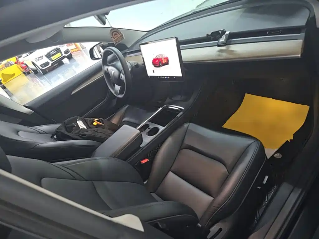 Фото 25 - Tesla Model 3