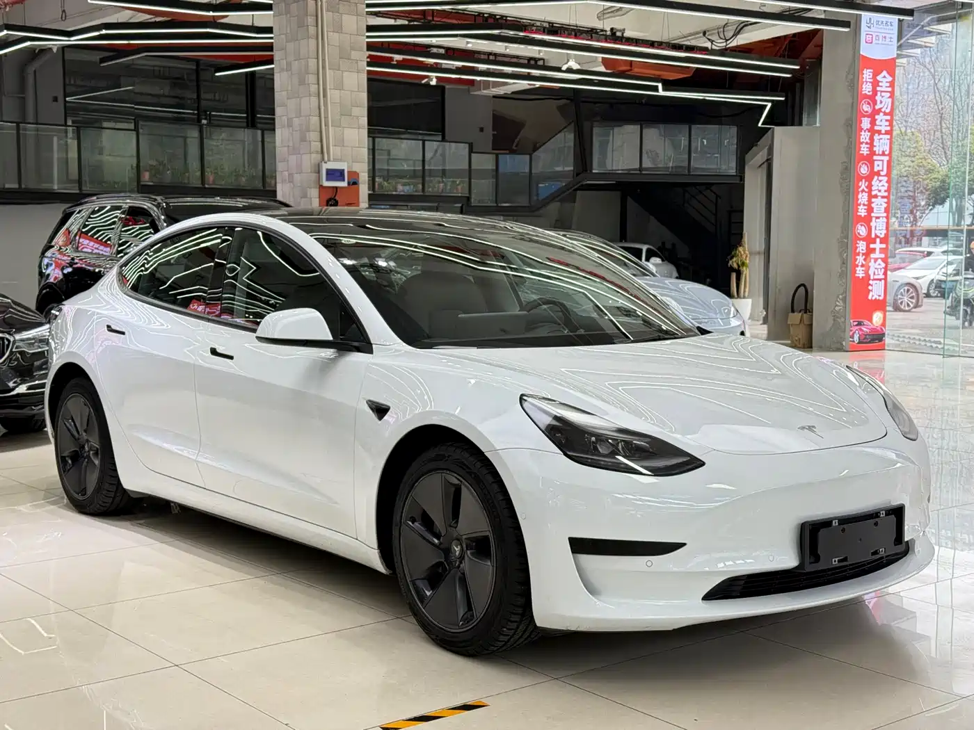 TESLA MODEL 3