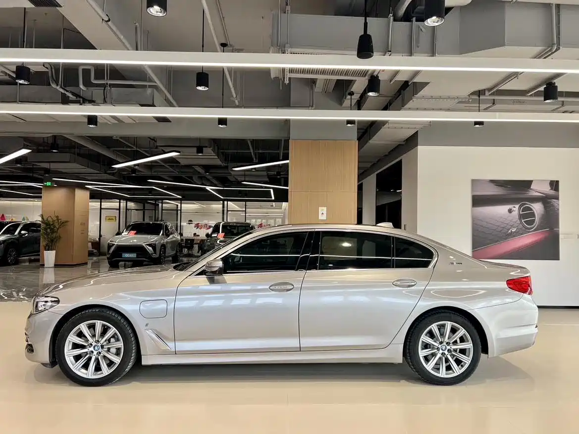 BMW 5 Series New Energy 2018 530Le Luxury Package фото 3