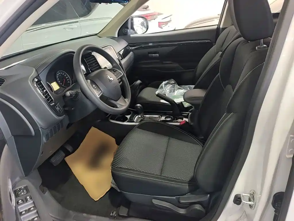 Mitsubishi Outlander 2023 2021 Facelift 2.0L 2WD Comfort Edition 5-Seater