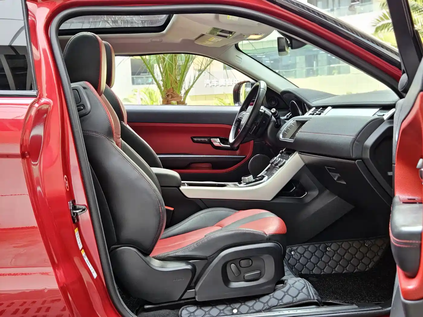 Land Rover Range Rover Evoque (Import) 2013 2.0T 3-door Dynamic Edition фото 8
