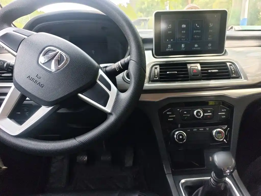 BAIC Weiwang M50F 2018 2017 1.3T Standard