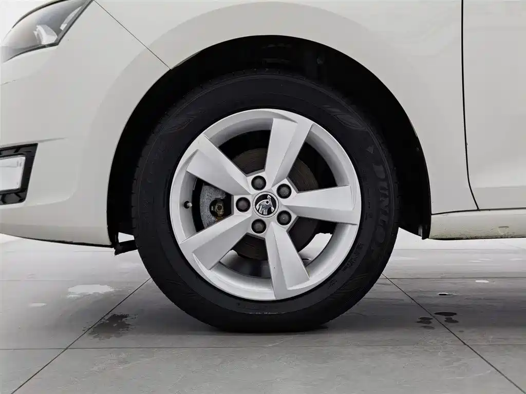 Škoda Skoda Rapid Spaceback 2016 Facelift 1.6L Manual Innovation Edition фото 17
