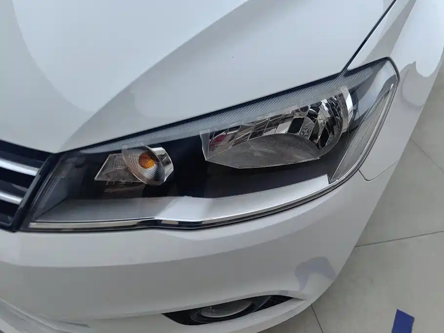 Photo 5 - Volkswagen Jetta