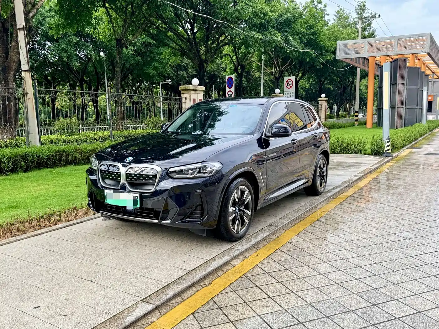 BMW iX3 2024 Leading Edition