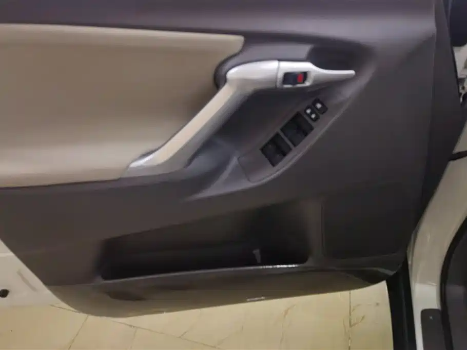 Toyota E'Z 2014 Xingyao 180E CVT Elite фото 7