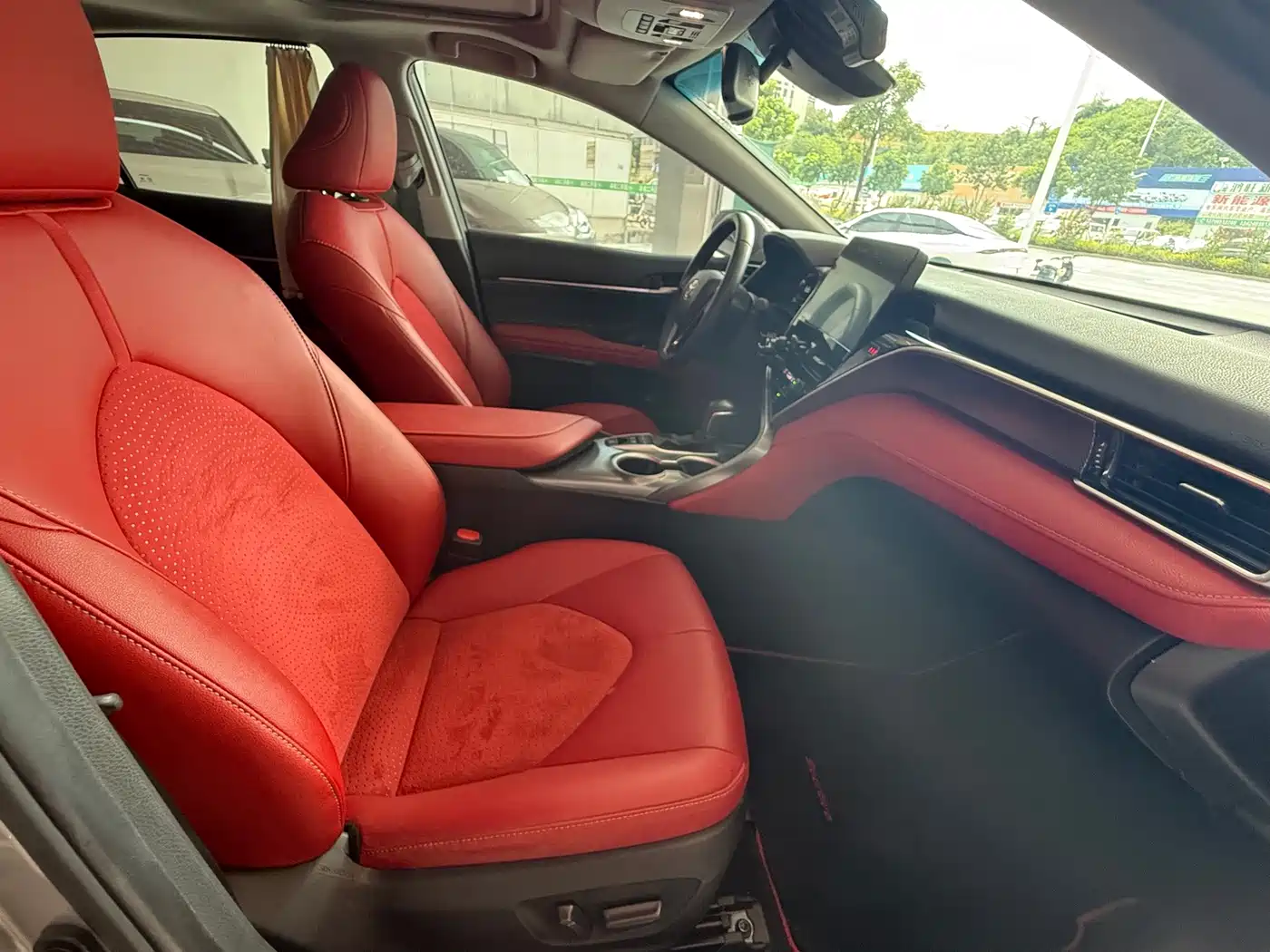 Фото 10 - Toyota Camry