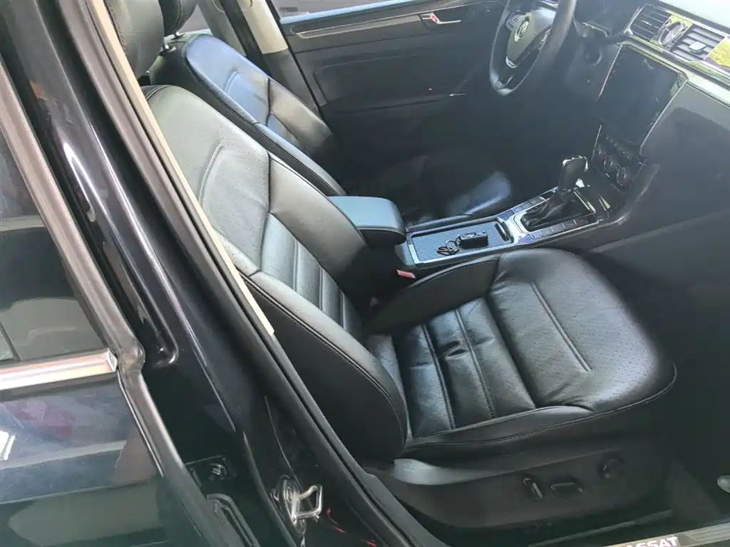 Volkswagen Passat 2016 330TSI DSG Executive Edition фото 25