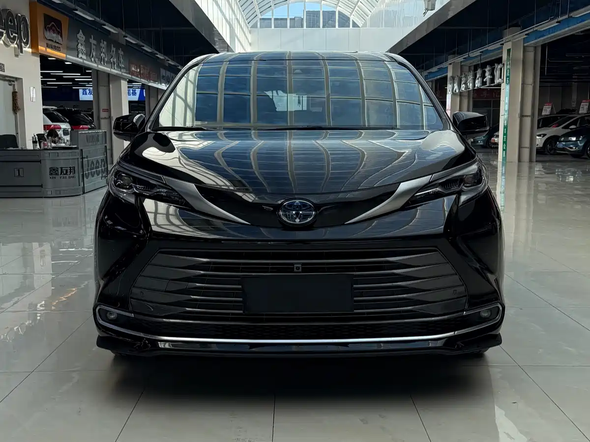 Toyota Sienna 2023 2.5L Hybrid Premium Edition фото 2