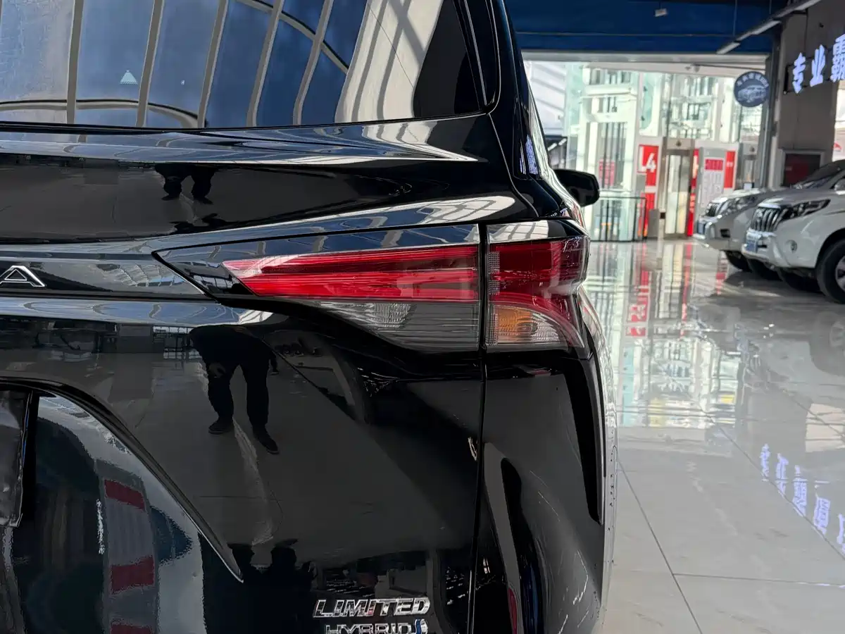 Toyota Sienna 2023 2.5L Hybrid Premium Edition фото 22