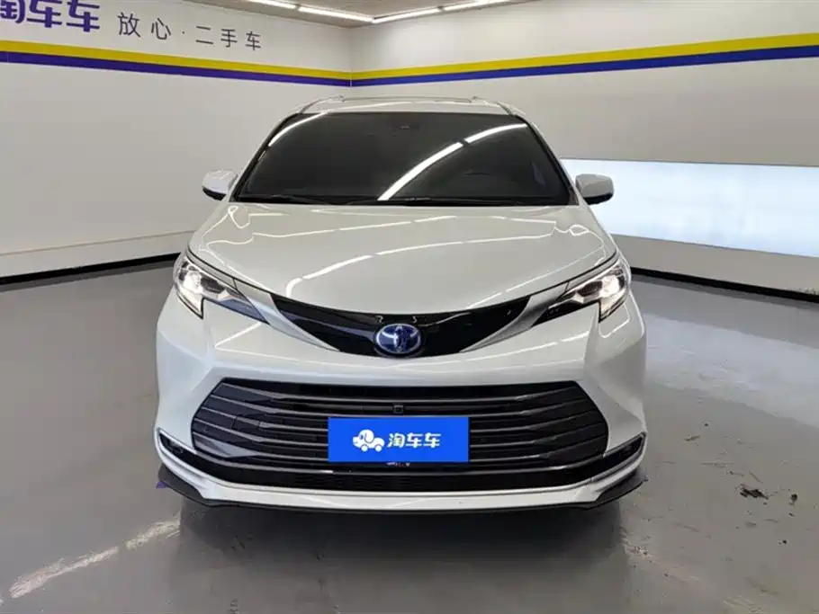 Toyota Sienna 2023 2.5L Hybrid Premium Edition фото 2