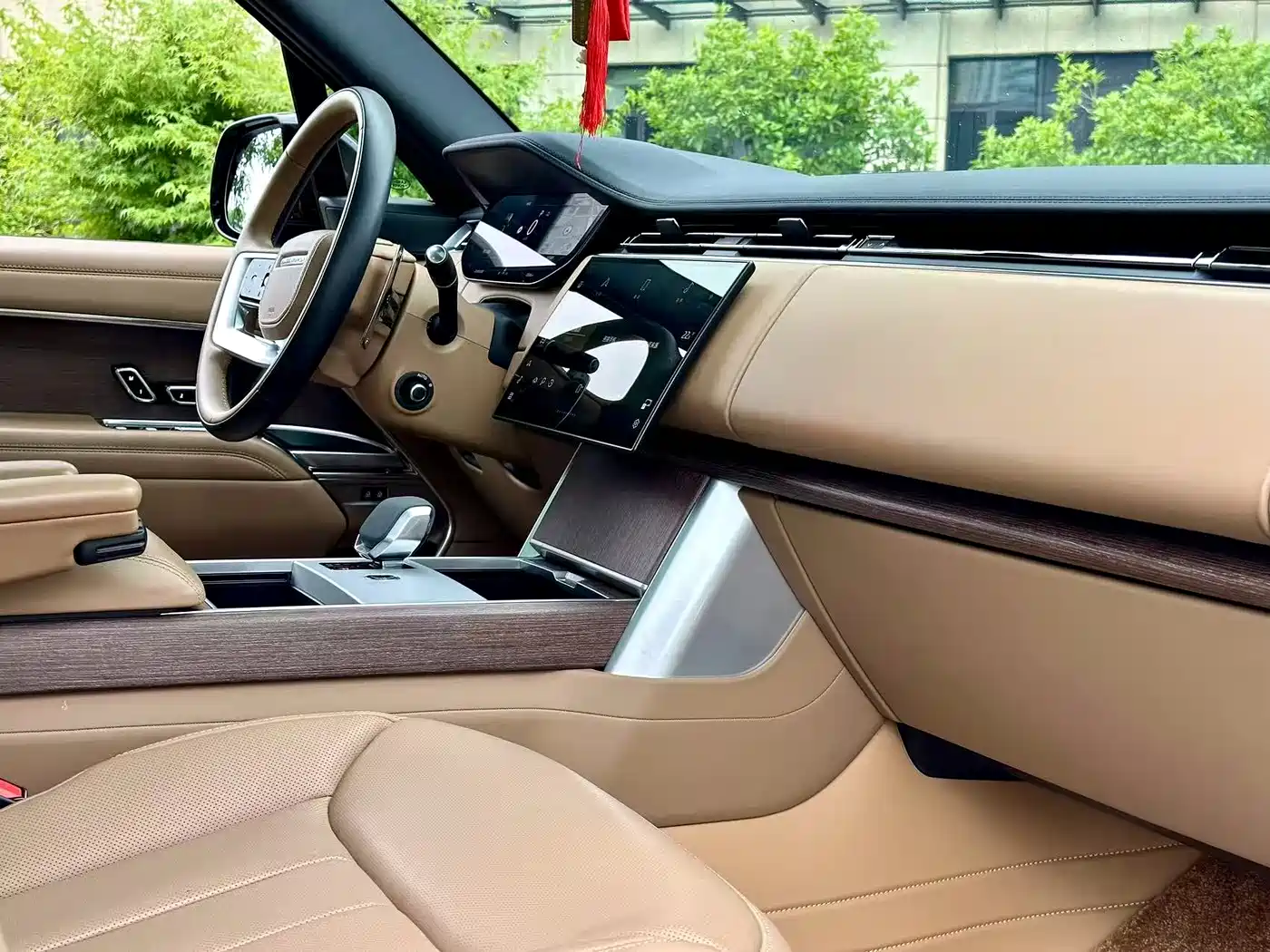 Land Rover Range Rover 2024 3.0 L6 400PS Genesis Extended фото 9