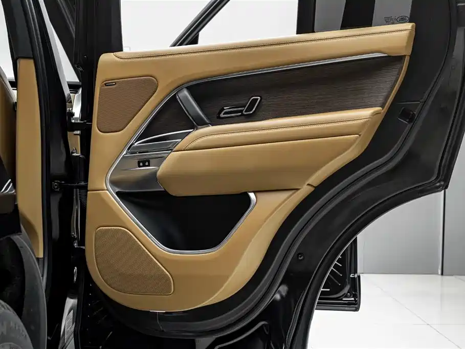 Land Rover Range Rover 2023 3.0 L6 360PS Golden Age Edition фото 19