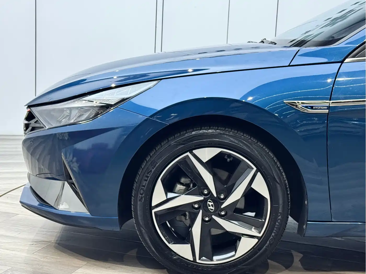 Hyundai Elantra 2021 1.5L CVT LUX Premium Edition фото 25