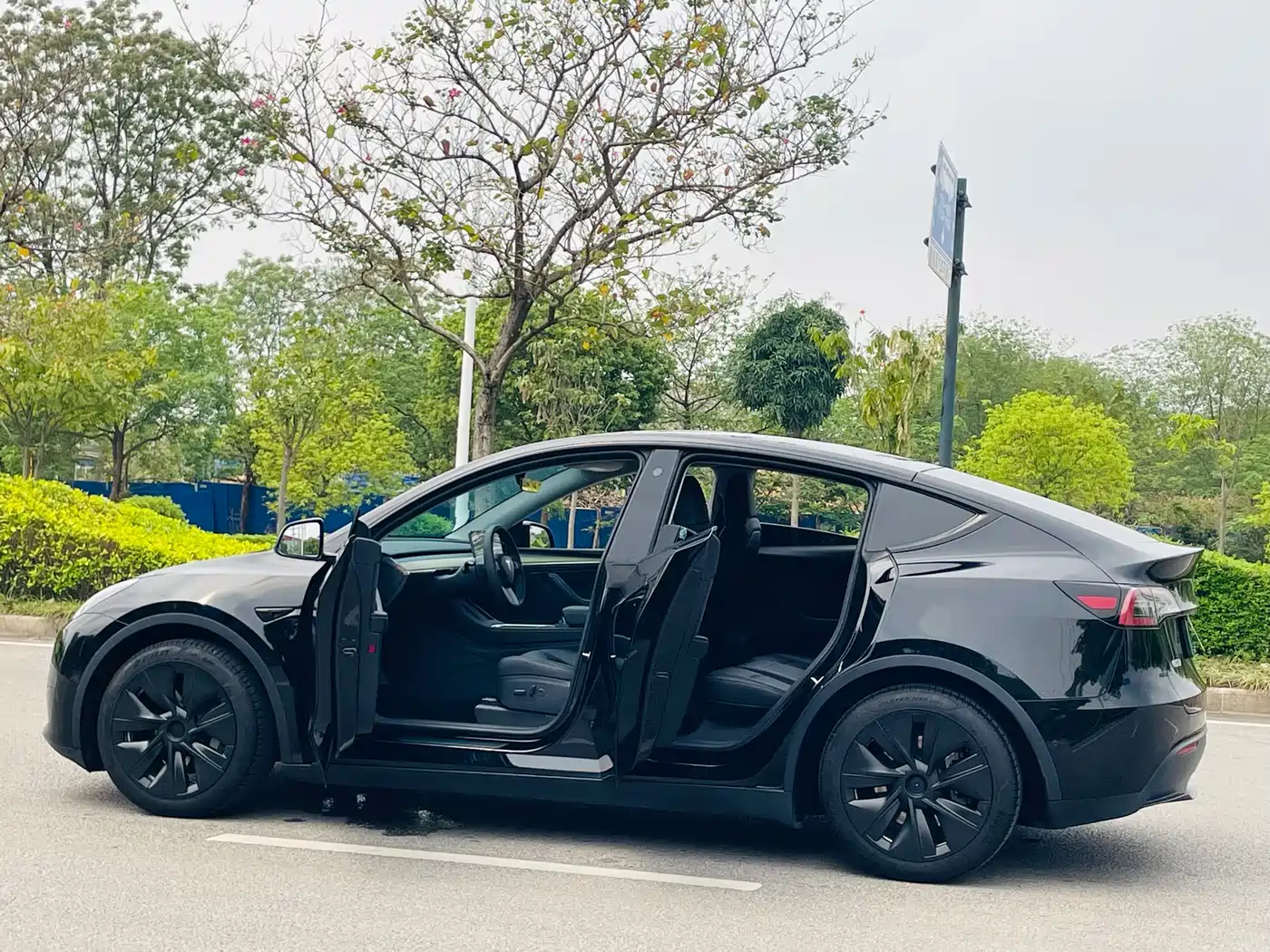TESLA MODEL Y