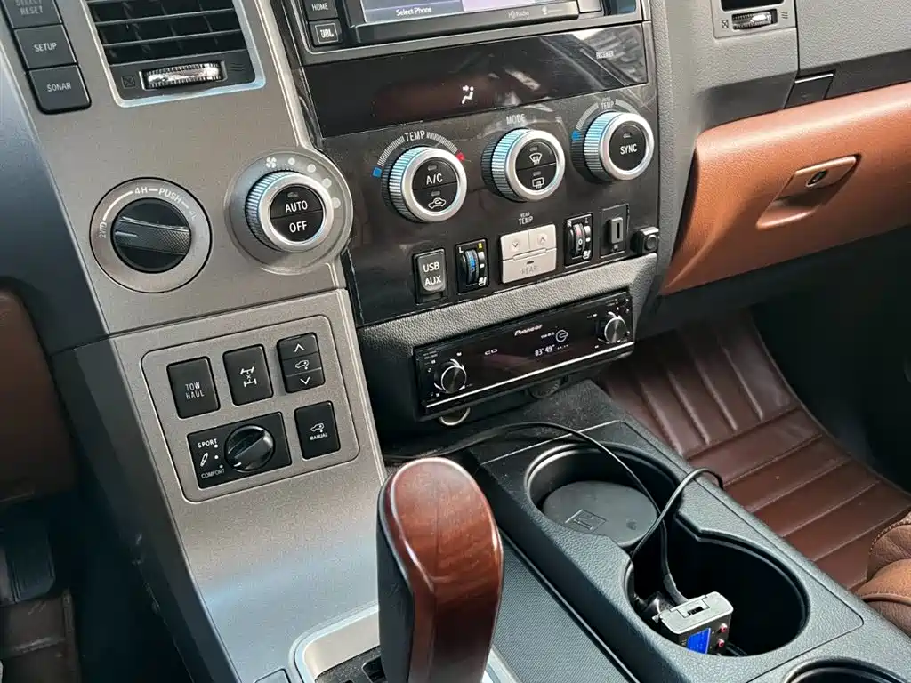 Toyota Sequoia 2010 5.7 Platinum Edition фото 7