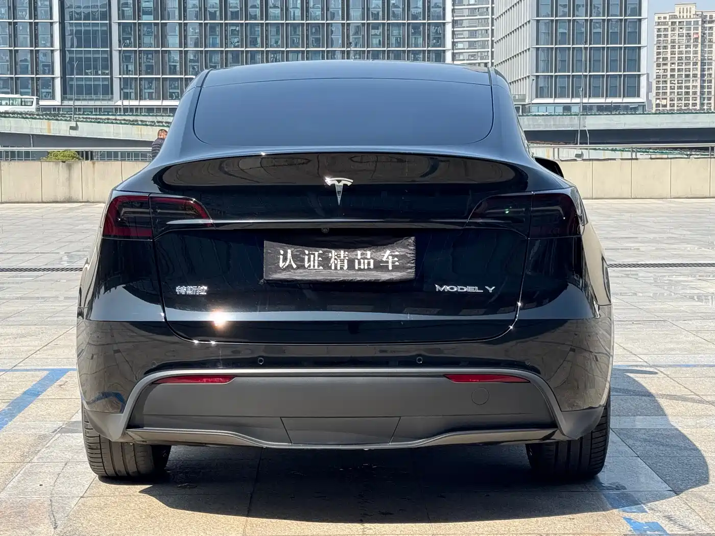 TESLA MODEL Y