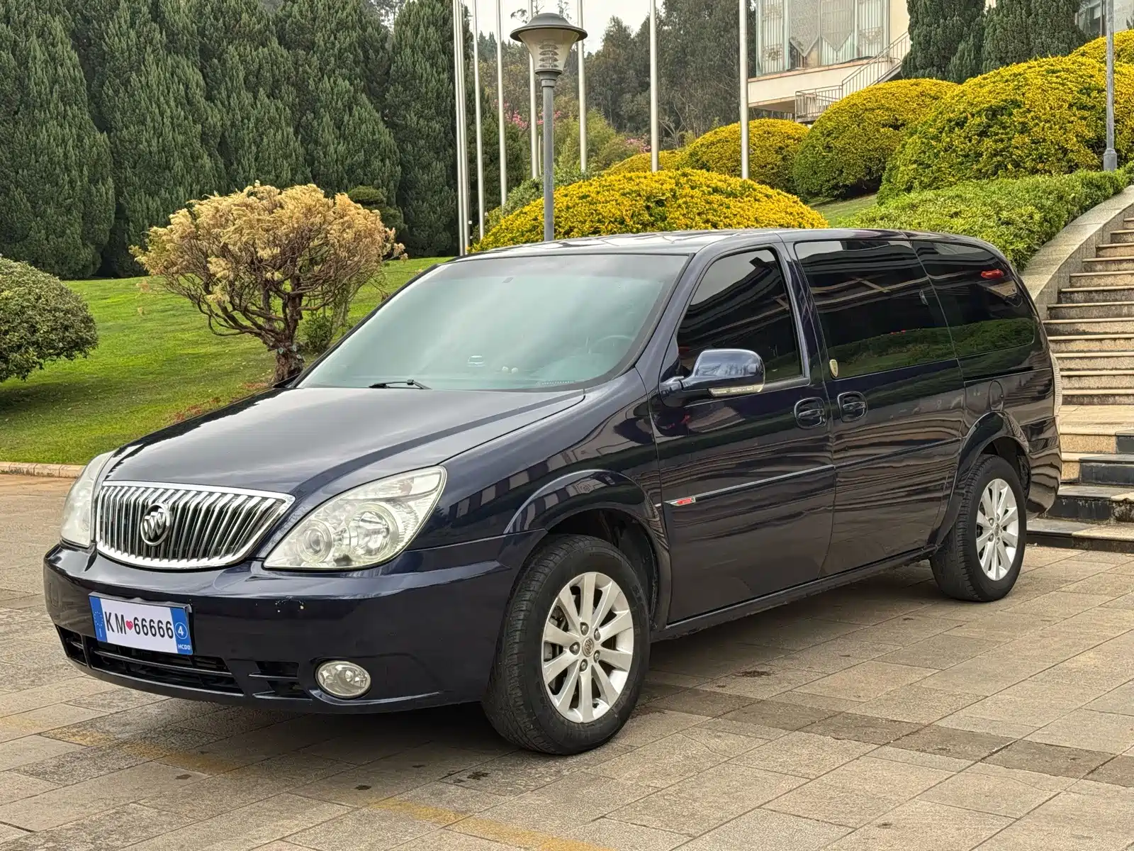 Photo 1 - Buick GL8