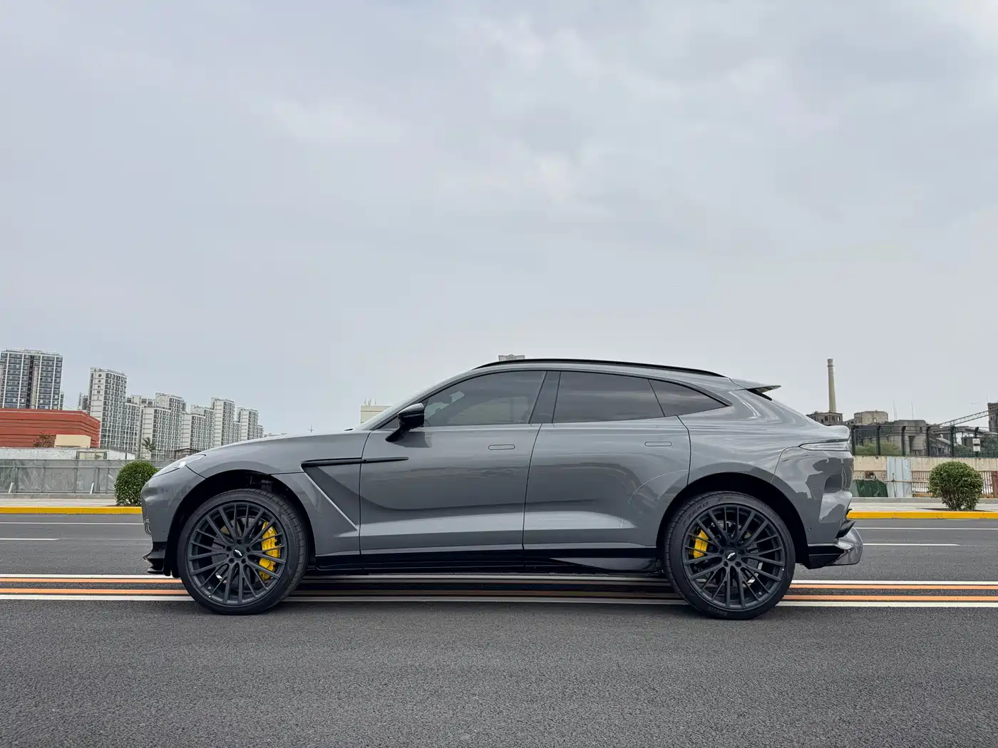 ASTON MARTIN DBX