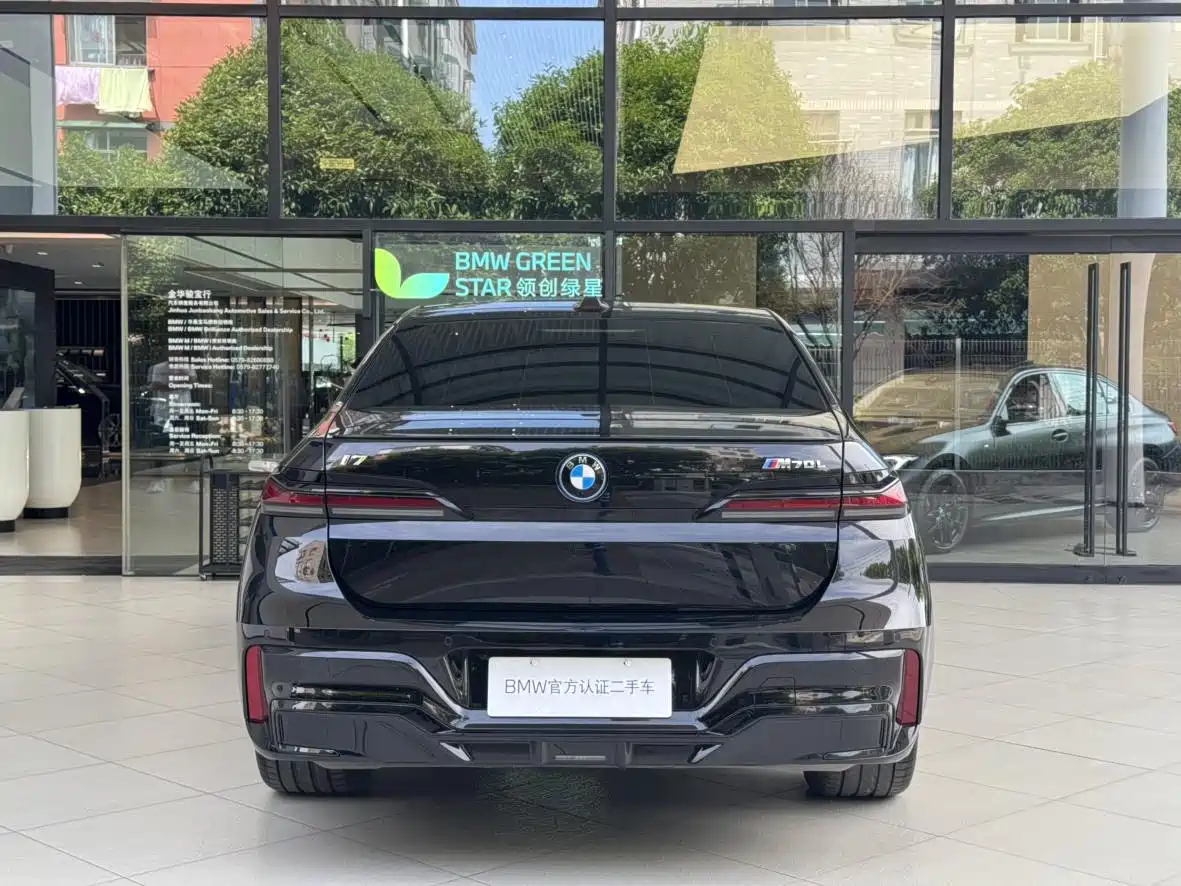 صورة 4 - BMW i7 M70L