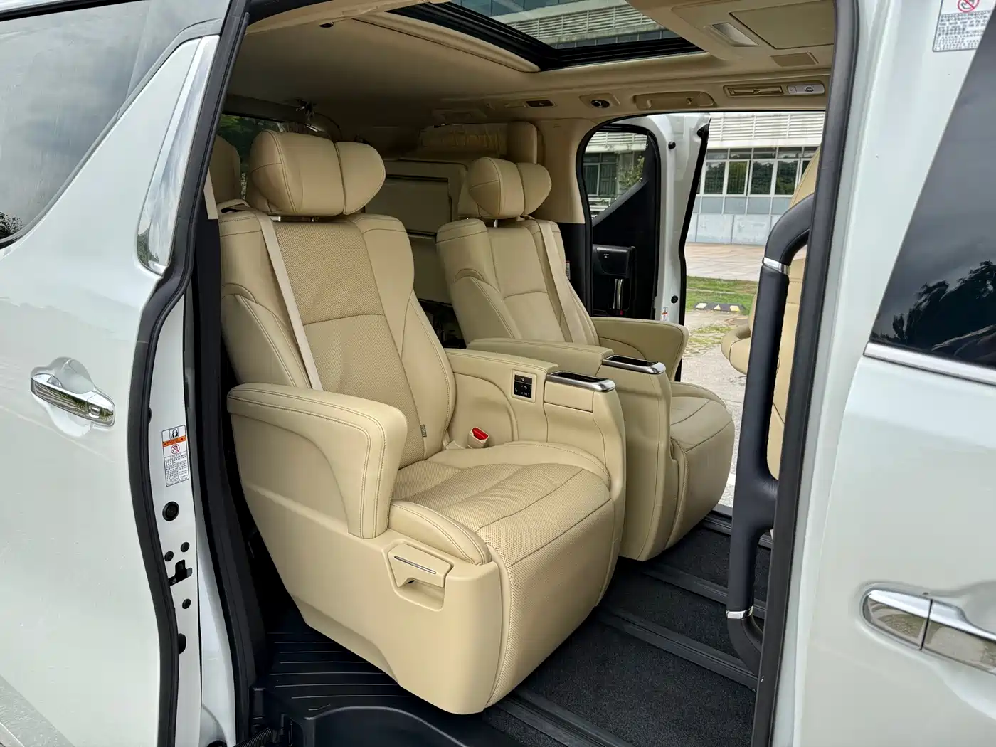 Toyota Alphard 2021 Hybrid 2.5L Luxury фото 11