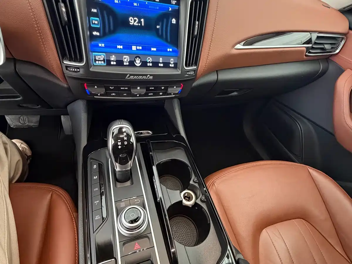 Photo 12 - Maserati Levante