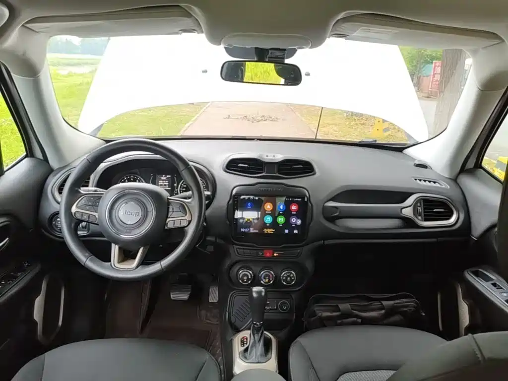 Photo 10 - Jeep Renegade