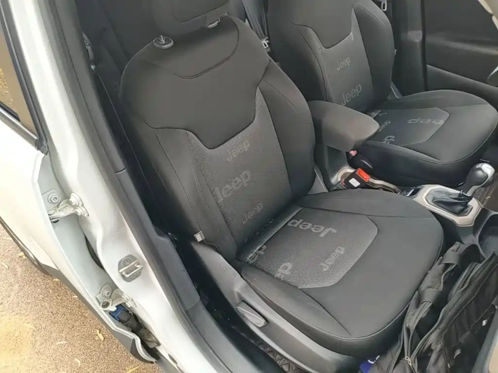 Photo 25 - Jeep Renegade