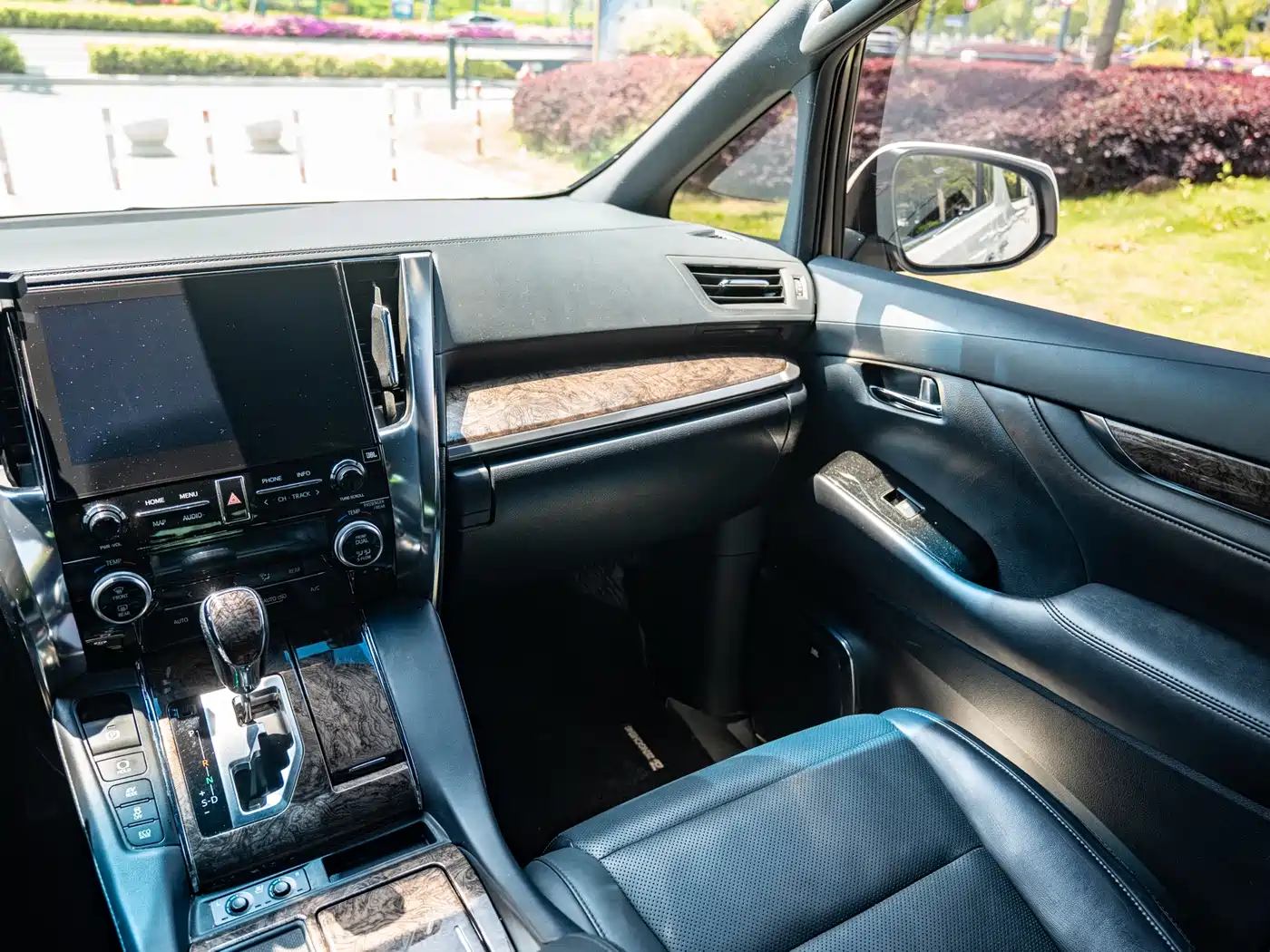 Toyota Vellfire 2020 Twin Engine 2.5L HV Premium Edition фото 9