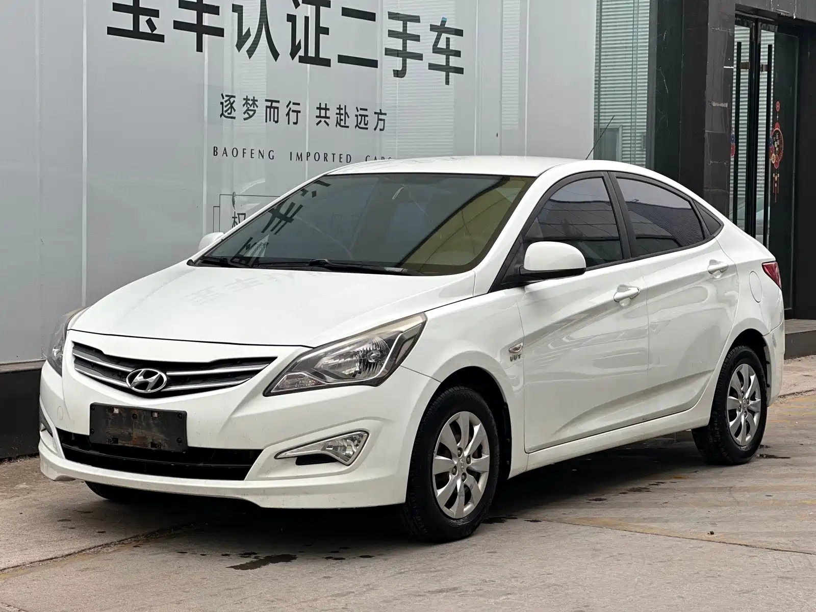 Photo 1 - Hyundai Verna