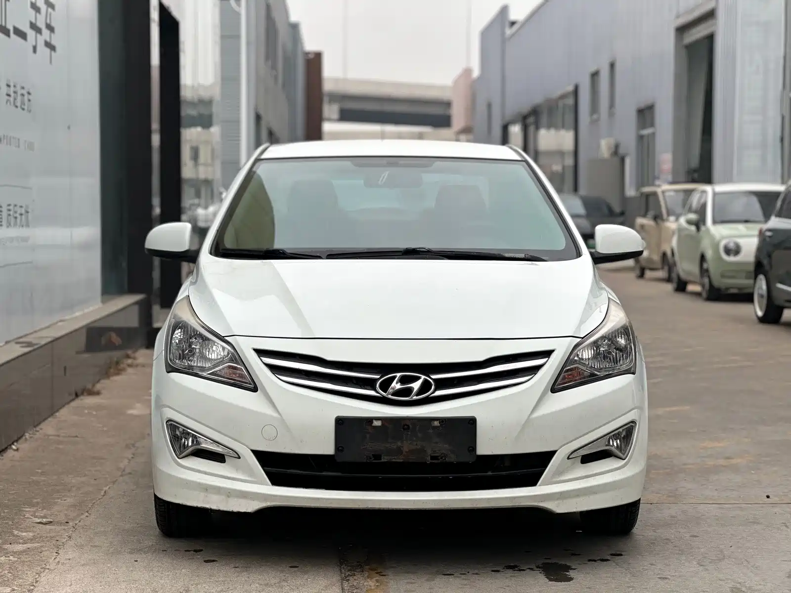 Photo 2 - Hyundai Verna