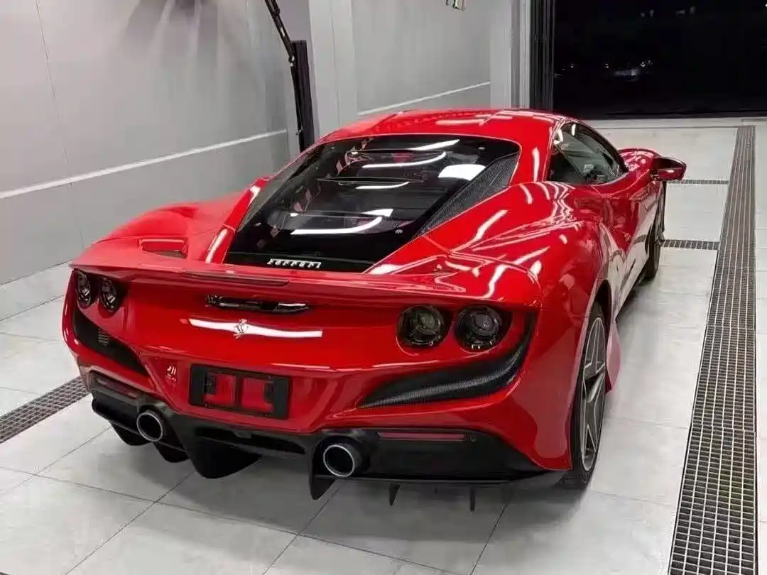 FERRARI F8
