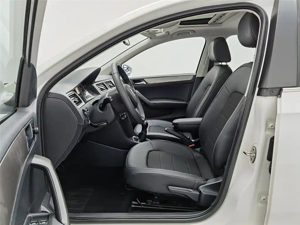 Škoda Skoda Rapid Spaceback 2016 Facelift 1.6L Manual Innovation Edition фото 10