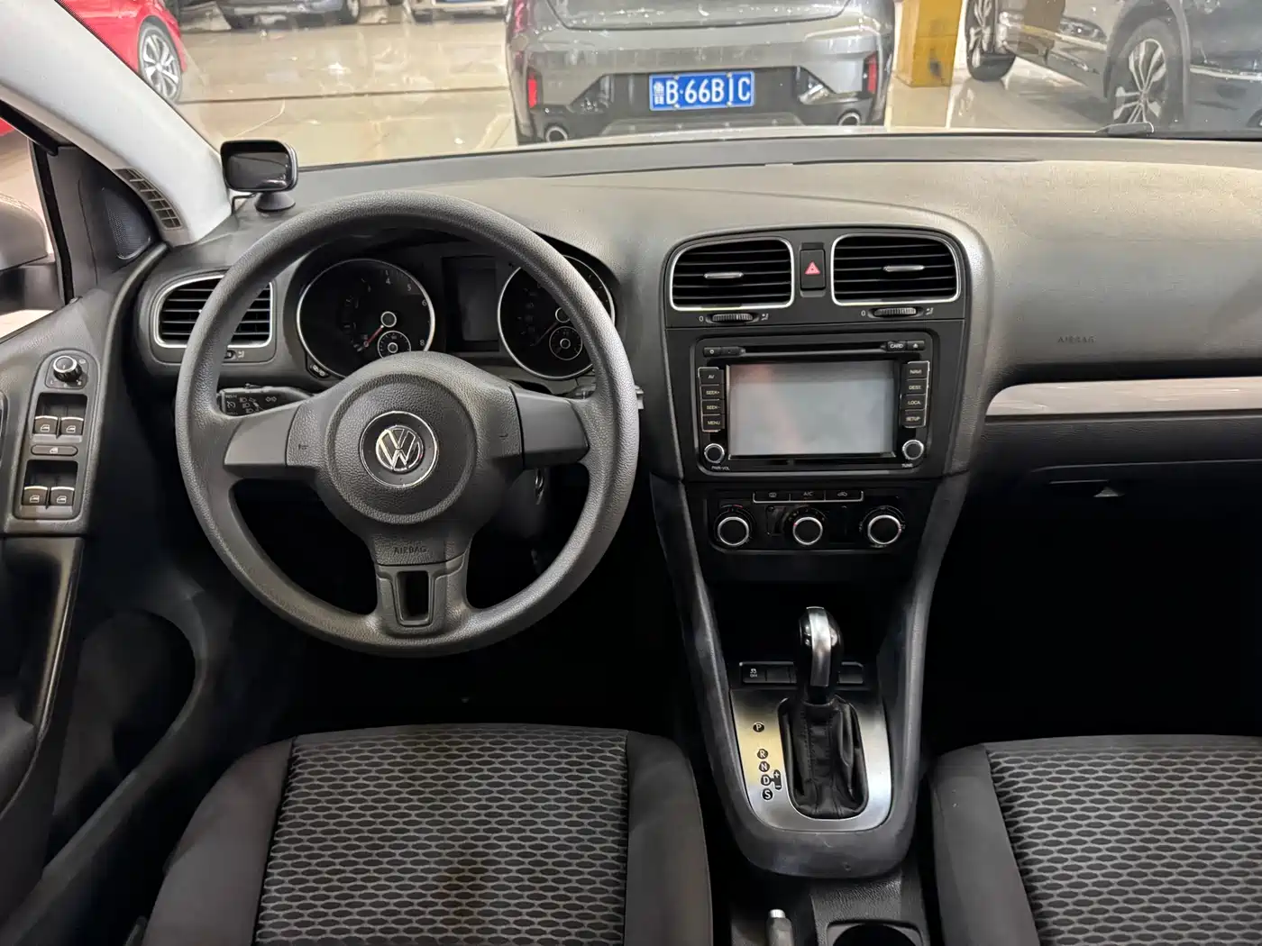 Volkswagen Golf 2012 1.6 Automatic Fashion Type фото 8