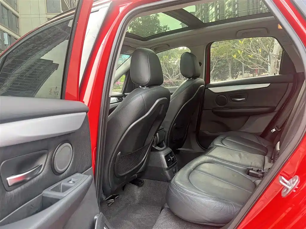 BMW 2 Series Touring 2016 218i Leading фото 9
