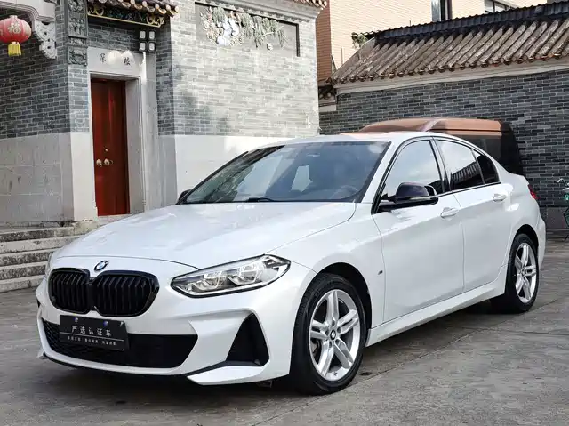 BMW 1 Series 2022 120i M Sport Shadow Edition — фото 1