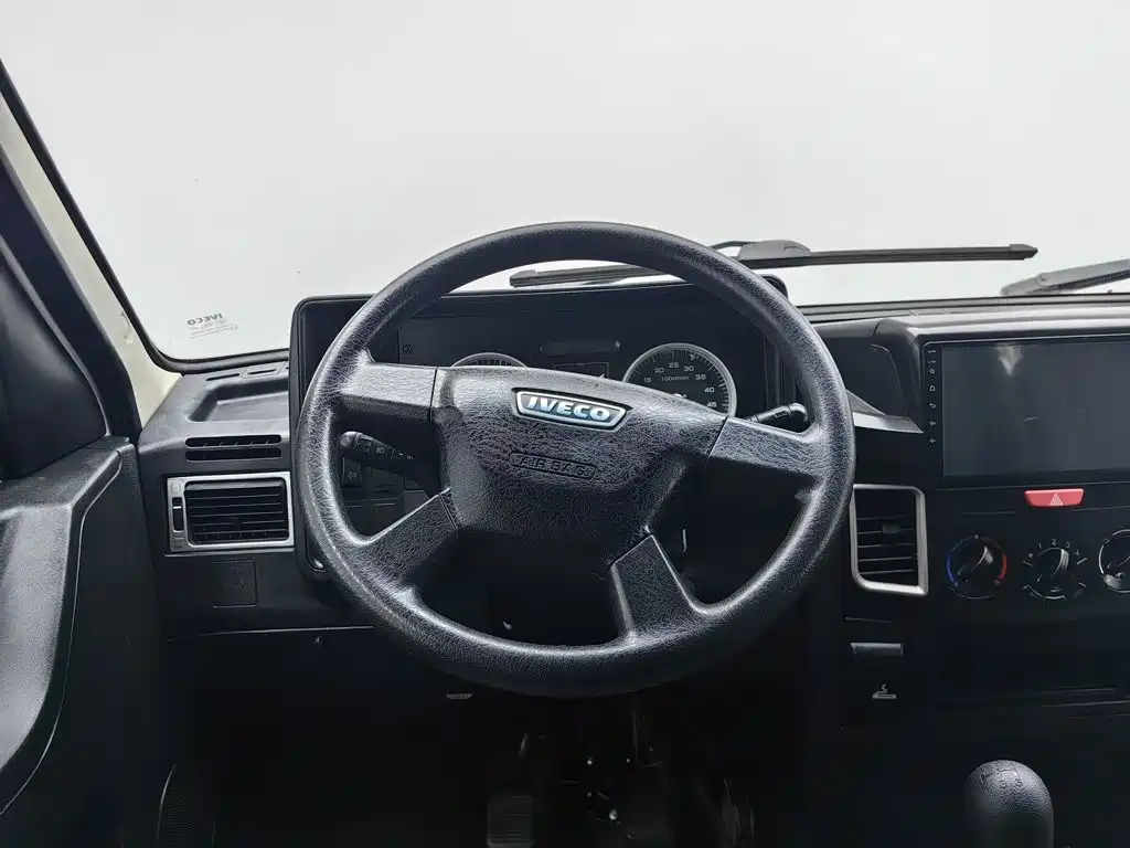 Iveco Daily 2021 2021 Model 2.5T A35 M1 Passenger Vehicle 5-9 Seats Short Wheelbase Medium Roof Dual Tires Sliding Door