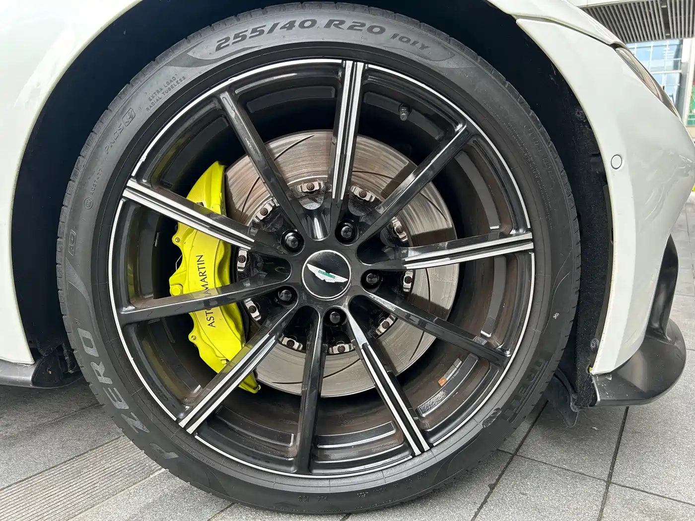 ASTON MARTIN V8 VANTAGE