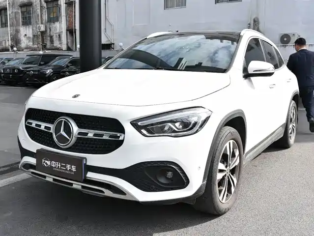 MERCEDES-BENZ GLA