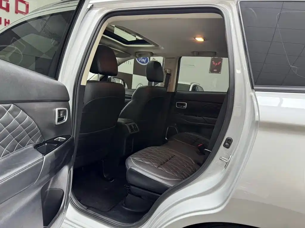 Mitsubishi Outlander 2023 2021 Facelift 2.0L 2WD Premium Edition 7-Seater