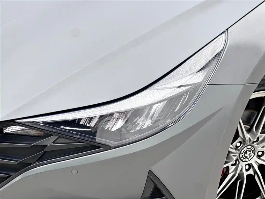 Hyundai Elantra 2022 1.5L CVT 20th Anniversary Edition фото 16