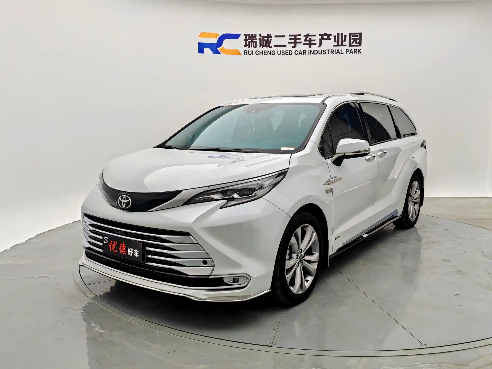 Фото 1 - Toyota Sienna